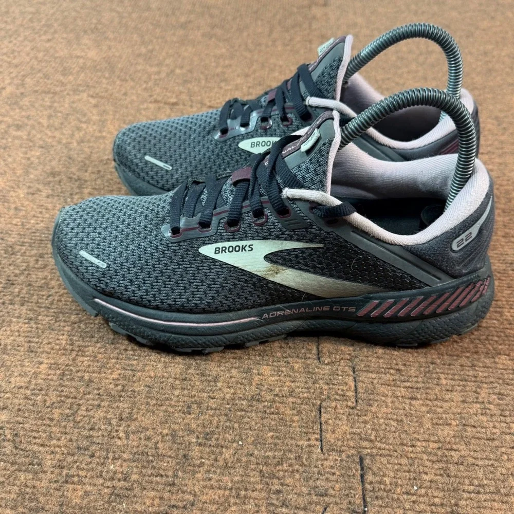 Brooks Adrenaline GTS 22 Womens 8 Wide D Grey Lilac Running Shoes 1203531D015 C+